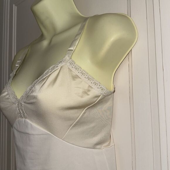 Vtg  Shadowline off white/cream nylon/spandex long camisole/adjustable straps - Picture 4 of 7